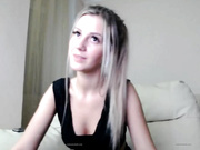 Сладко мастурбирует