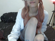 Молодая красотка трахает себя дилдо