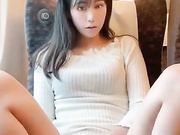 Японская девушка мастурбирует в Синкансене