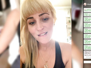 KisaKarolinka (Karolina-st) играет с вибрирующей игрушкой