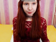 Рыженькая alitta показывает письку