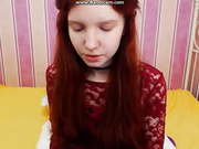 Рыженькая alitta показывает письку