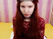 Рыженькая alitta показывает письку