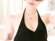 Азиатка в очках показывает большие сиськи