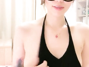 Азиатка в очках показывает большие сиськи