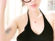 Азиатка в очках показывает большие сиськи