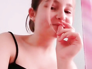 Малолетка показывает себя на камеру