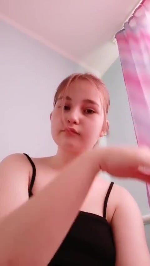 Малолетка показывает себя на камеру