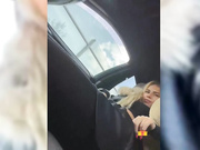 Blondinochkaa палец в анал в машине