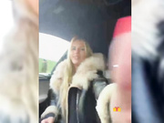 Blondinochkaa палец в анал в машине