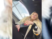 Blondinochkaa палец в анал в машине