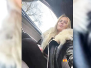 Blondinochkaa палец в анал в машине