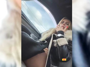 Blondinochkaa палец в анал в машине