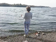 ВЗЯЛА В РОТ ЧЛЕН НА БЕРЕГУ