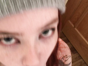 шлюха сосет чёрный член