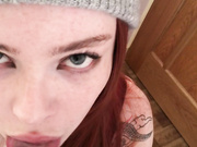 шлюха сосет чёрный член