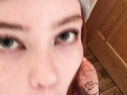 шлюха сосет чёрный член