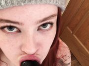 шлюха сосет чёрный член