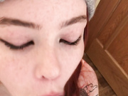 шлюха сосет чёрный член