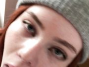 шлюха сосет чёрный член