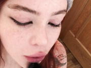 шлюха сосет чёрный член