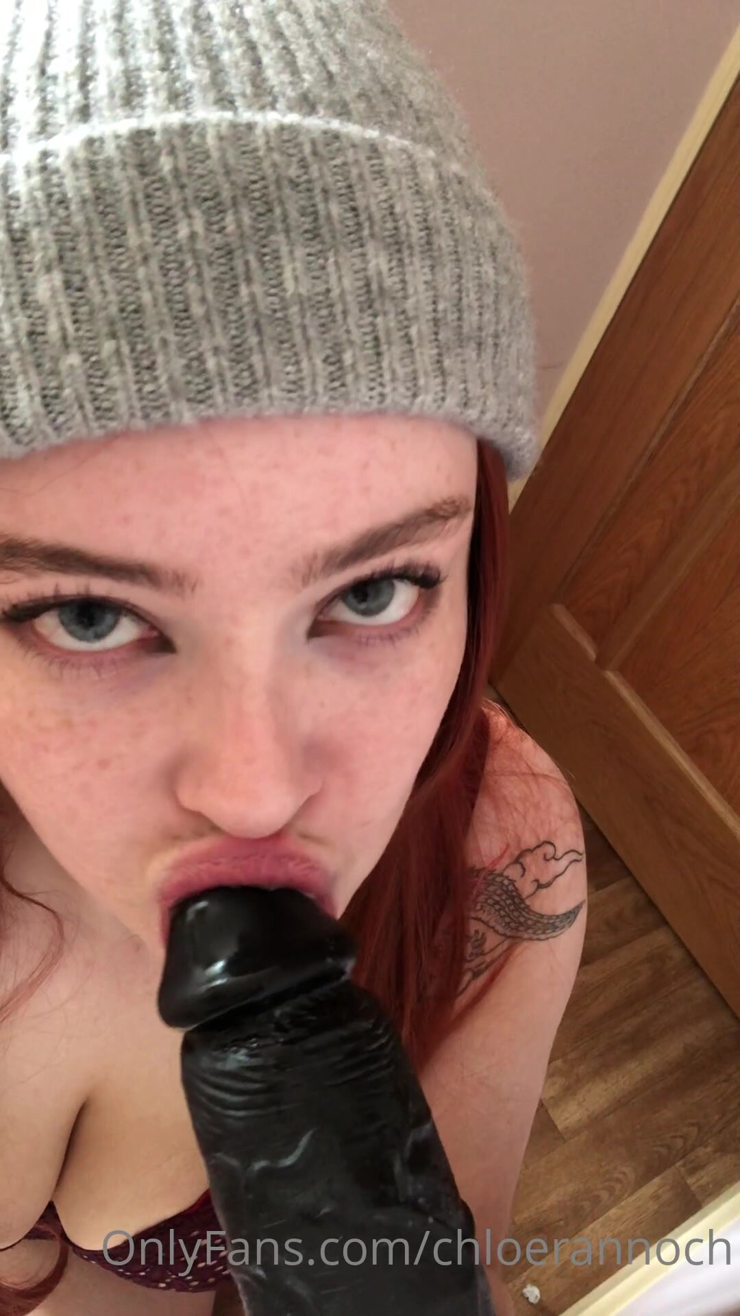 шлюха сосет чёрный член