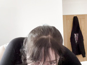 Сосёт огромный хуй на все 100