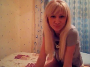 Блондинка раздевается на камеру и мастурбирует