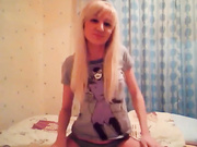 Блондинка раздевается на камеру и мастурбирует