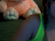 Показывает сиськи на камеру