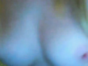 Показывает сиськи на камеру