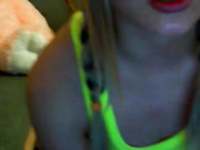 Показывает сиськи на камеру