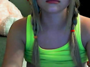 Показывает сиськи на камеру