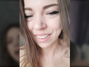 Vicktorious растягивает попку