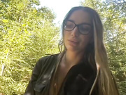 Vivien - развлекается с большим дилдо на природе