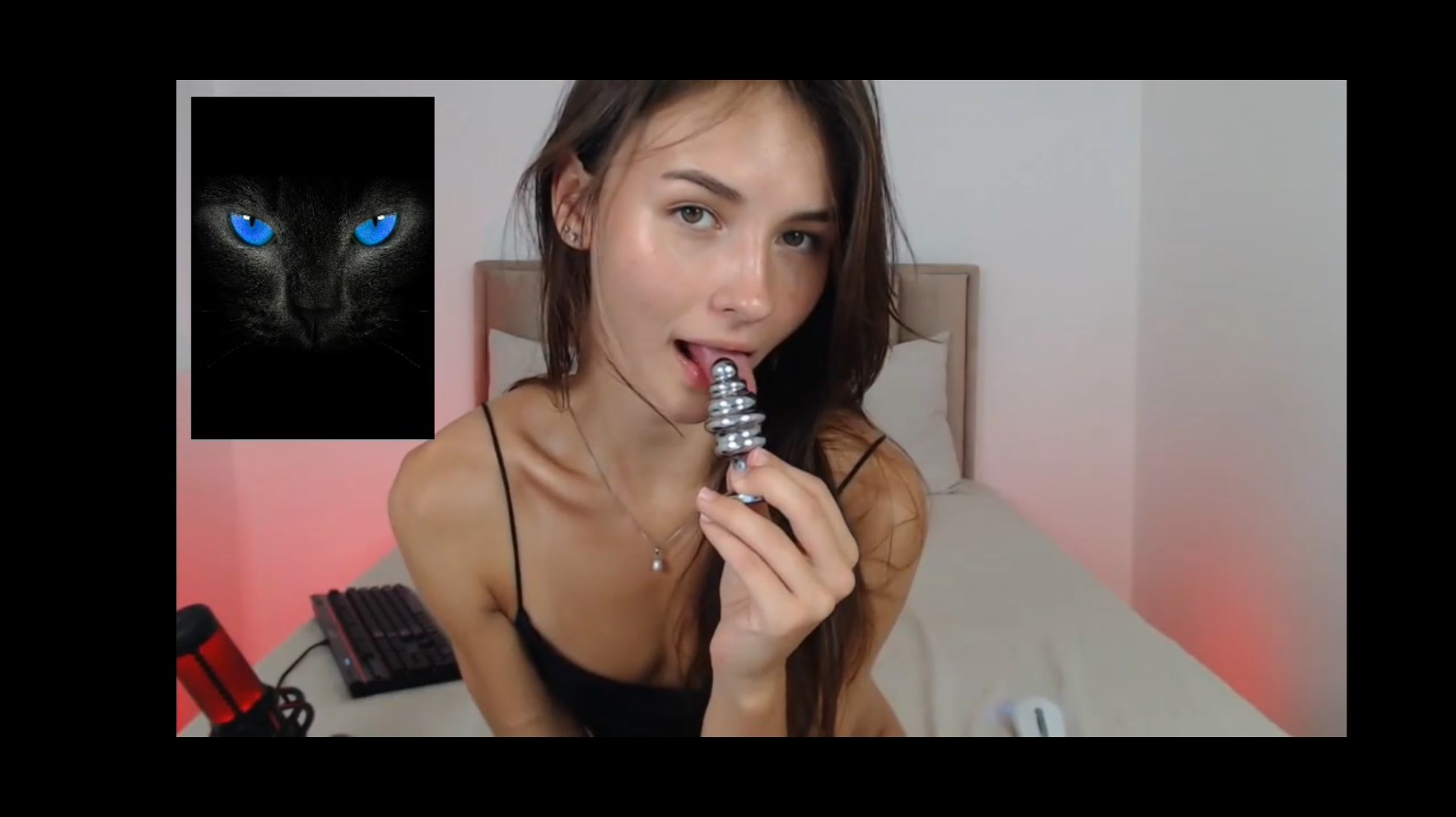 Rennaaa шалит с игрушками