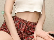 Lola-li - ласкает киску ловенсом