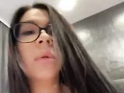 MagicMelody - активно долбит сенбя дилдо и сквиртит в конце