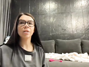 MagicMelody - активно долбит сенбя дилдо и сквиртит в конце