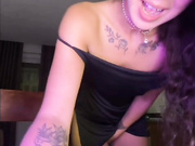 MerryBelli - показывает стразик в попке