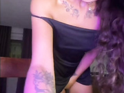 MerryBelli - показывает стразик в попке