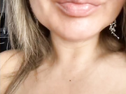 _Lasker_ - шикарная блондинка натирает влажную киску