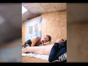 Пара молодых-секс в гараже