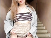 EmilyBaby - в подъезде