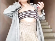 EmilyBaby - в подъезде