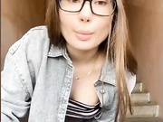 EmilyBaby - в подъезде