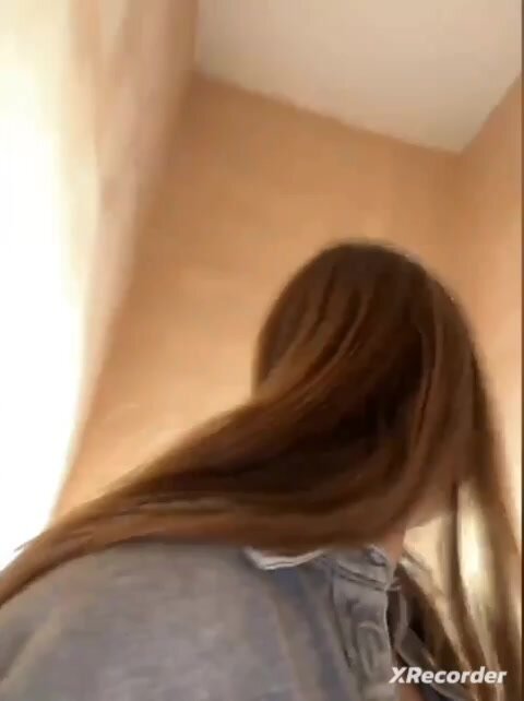 EmilyBaby - в подъезде