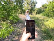 ДЕВИЦА НАПРИРОДЕ СОСЕТ И ТРАХАЕТСЯ