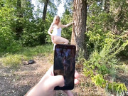 ДЕВИЦА НАПРИРОДЕ СОСЕТ И ТРАХАЕТСЯ