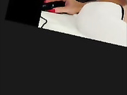 Милфа трахает себя до сквирта